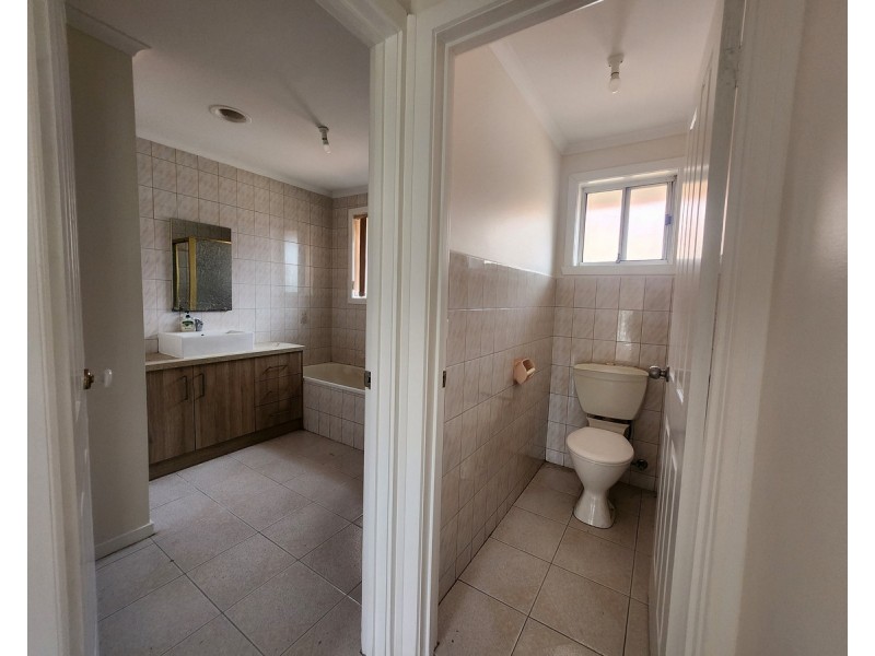 66B East Esplanade, St Albans VIC 3021