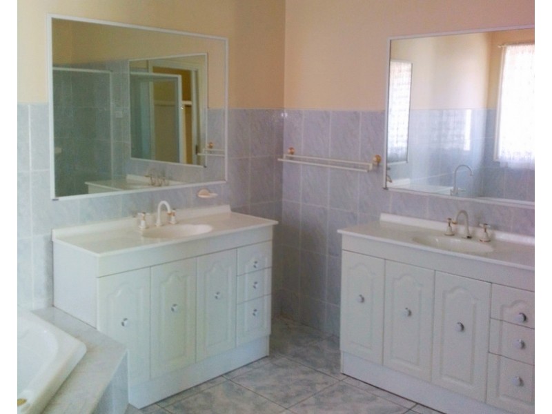 2 Minato Place, Taylors Lakes VIC 3038