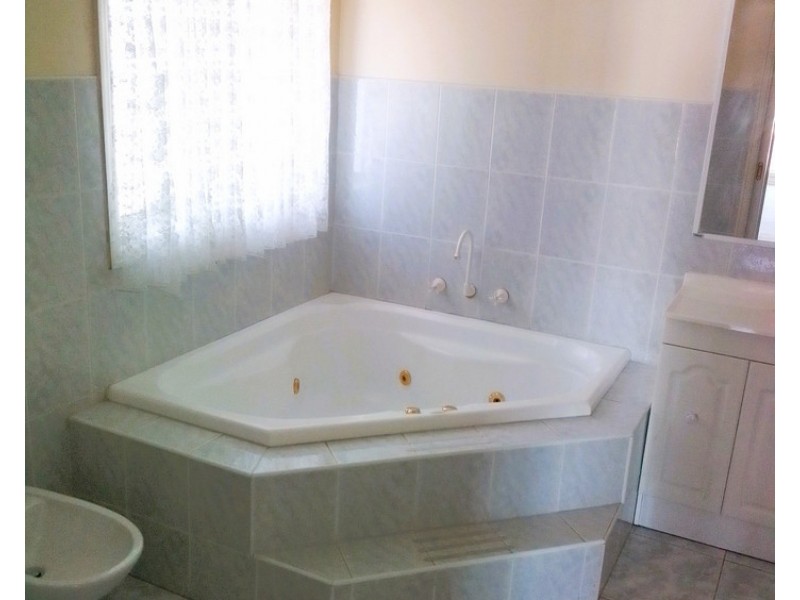 2 Minato Place, Taylors Lakes VIC 3038