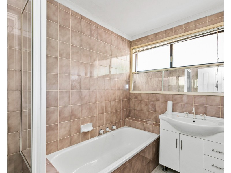 24 Kerrison Avenue, St Albans VIC 3021