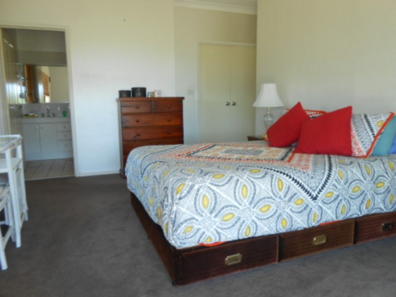73 Mountview Close, Bega NSW 2550