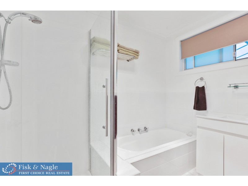 1 Goldberg Place, Bega NSW 2550