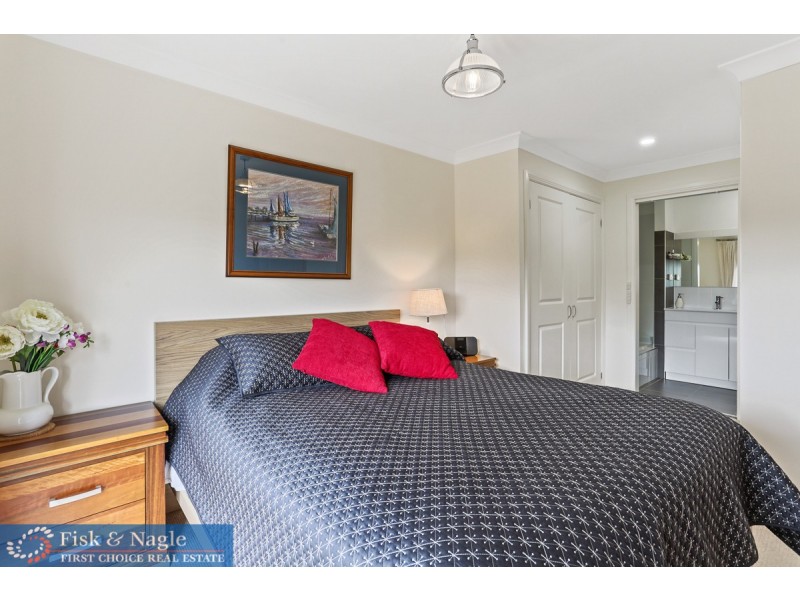 1 Goldberg Place, Bega NSW 2550