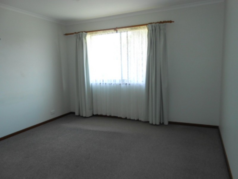 16 Laws Drive, Bega NSW 2550