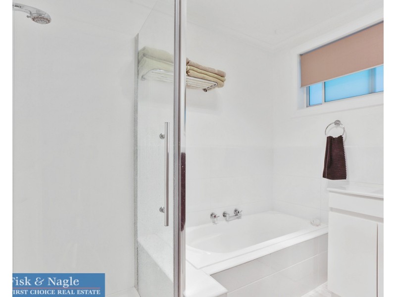 1 Goldberg Place, Bega NSW 2550