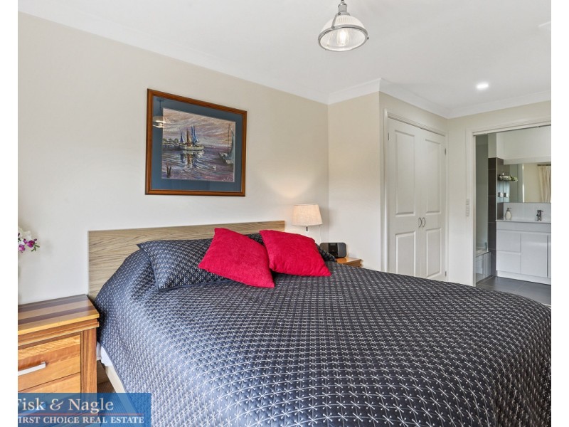 1 Goldberg Place, Bega NSW 2550