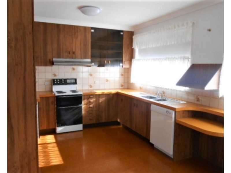 8 Mckee Drive, Bega NSW 2550