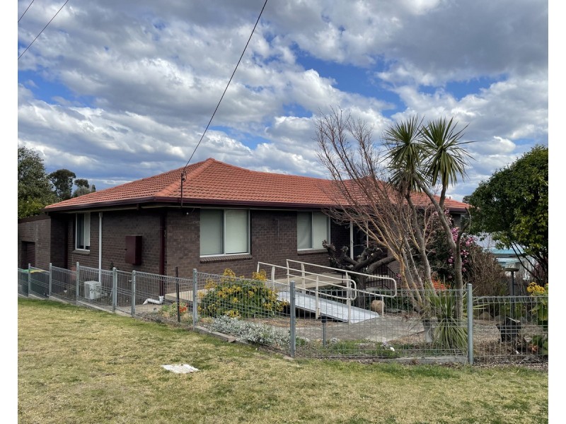 8 McKee Drive, Bega NSW 2550