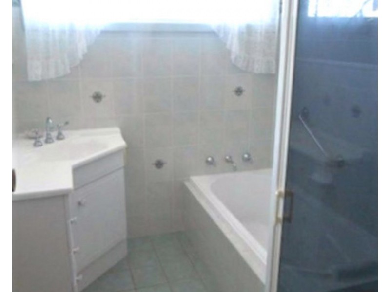 8 McKee Drive, Bega NSW 2550