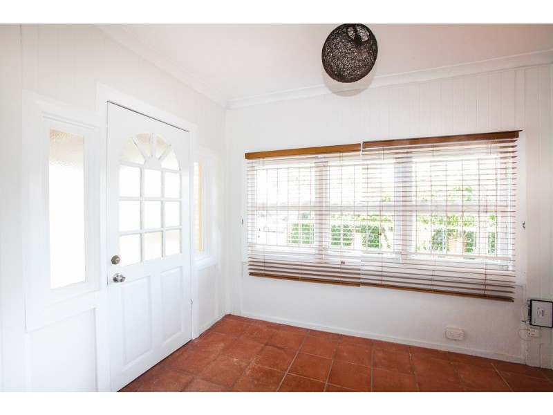 84 Brisbane Corso, Fairfield QLD 4103