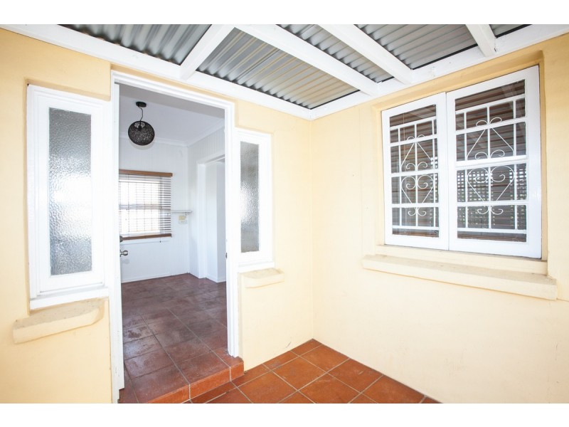 84 Brisbane Corso, Fairfield QLD 4103