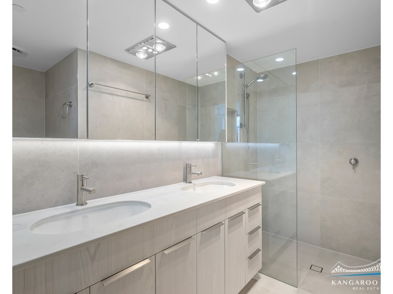 9 Lambert Street, Kangaroo Point QLD 4169