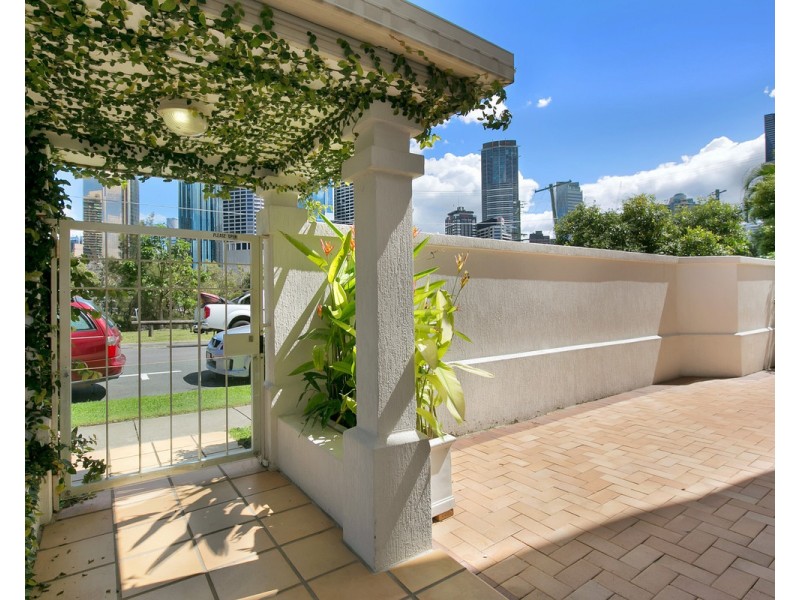 16 Bright Street, Kangaroo Point QLD 4169