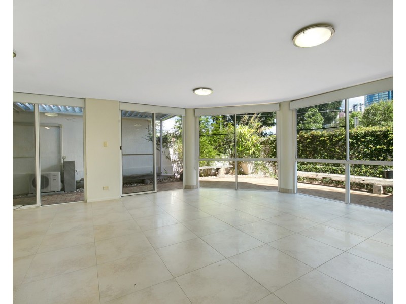 16 Bright Street, Kangaroo Point QLD 4169