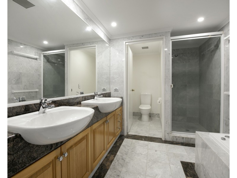 8 Goodwin Street, Kangaroo Point QLD 4169