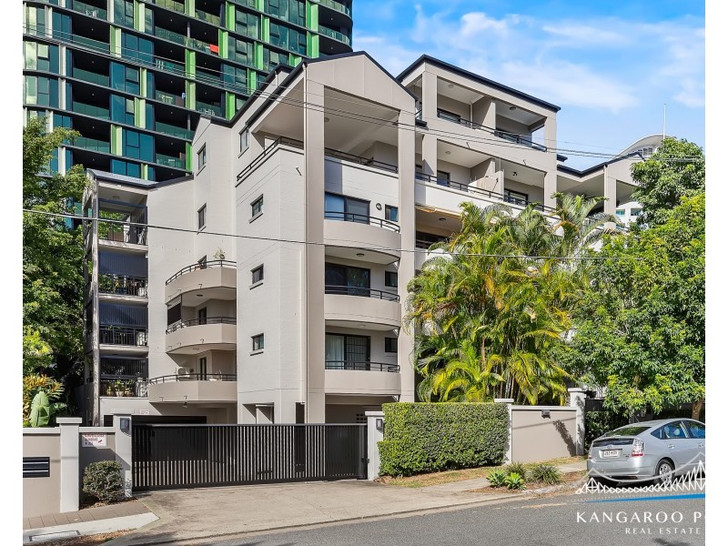 39 Cairns Street, Kangaroo Point QLD 4169