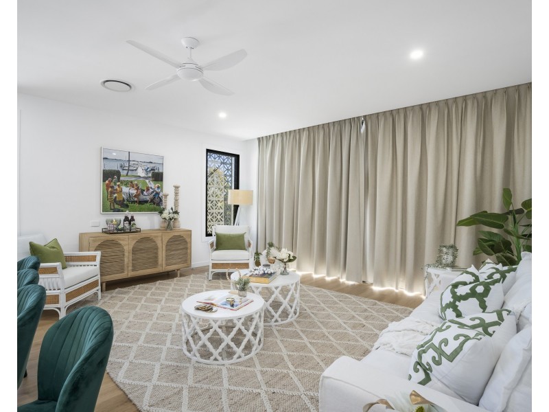 8A Mallard Street, Paradise Point QLD 4216