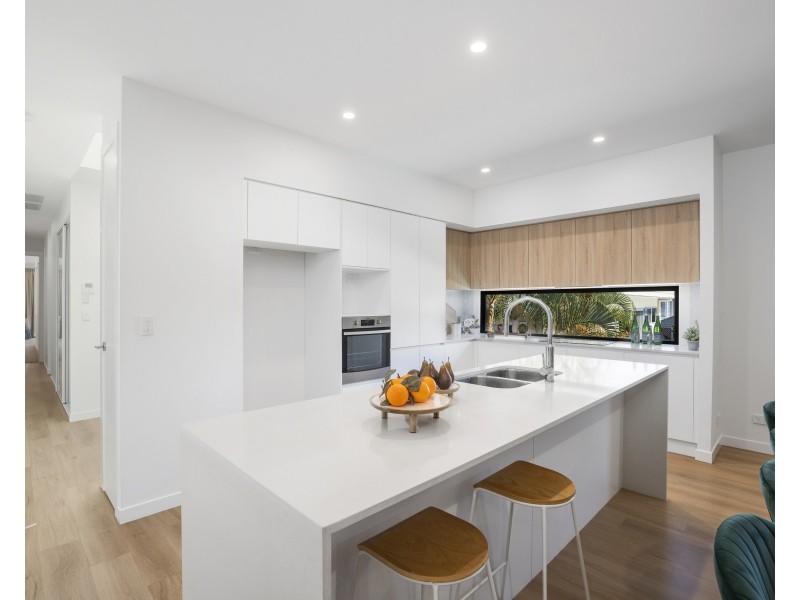 8A Mallard Street, Paradise Point QLD 4216