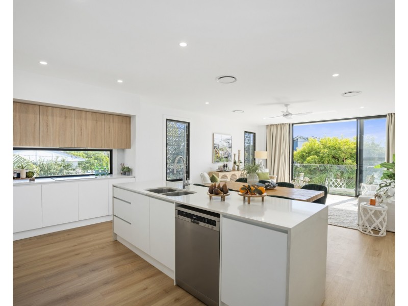 8A Mallard Street, Paradise Point QLD 4216