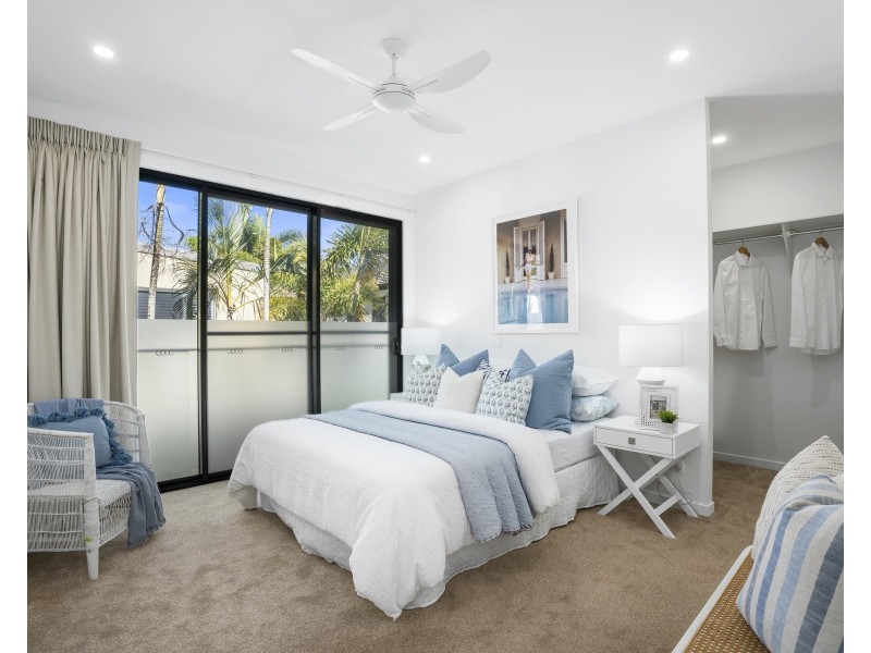 8A Mallard Street, Paradise Point QLD 4216