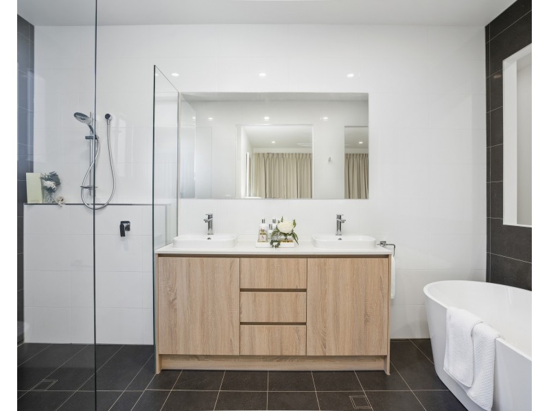 8A Mallard Street, Paradise Point QLD 4216