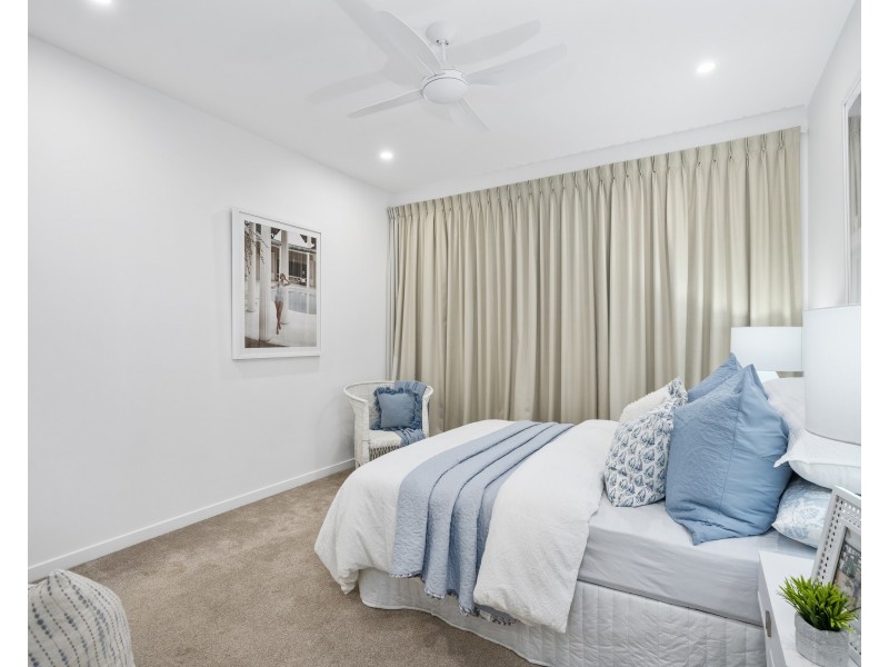 8A Mallard Street, Paradise Point QLD 4216