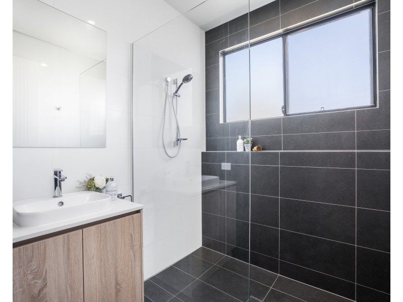 8A Mallard Street, Paradise Point QLD 4216