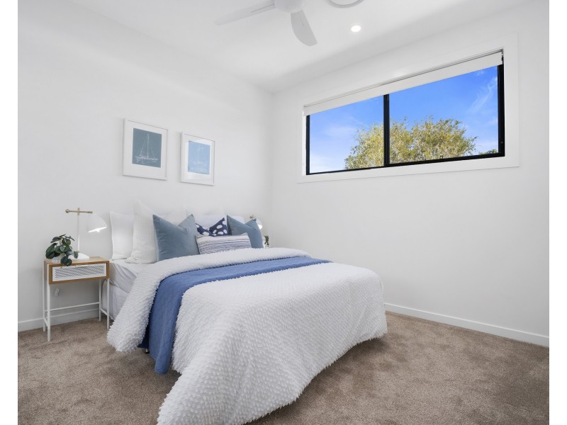 8A Mallard Street, Paradise Point QLD 4216