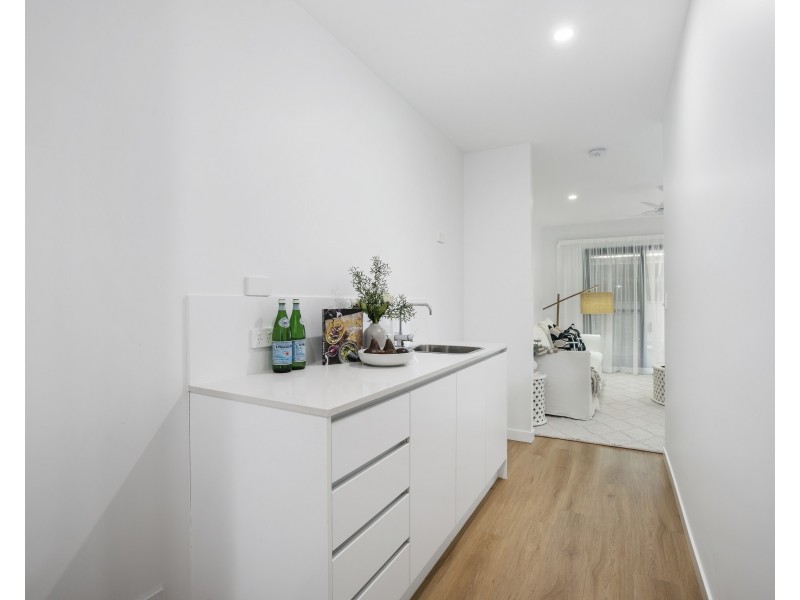 8A Mallard Street, Paradise Point QLD 4216