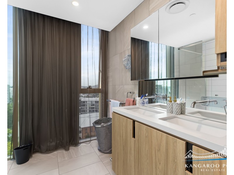 25 Shafston Avenue, Kangaroo Point QLD 4169
