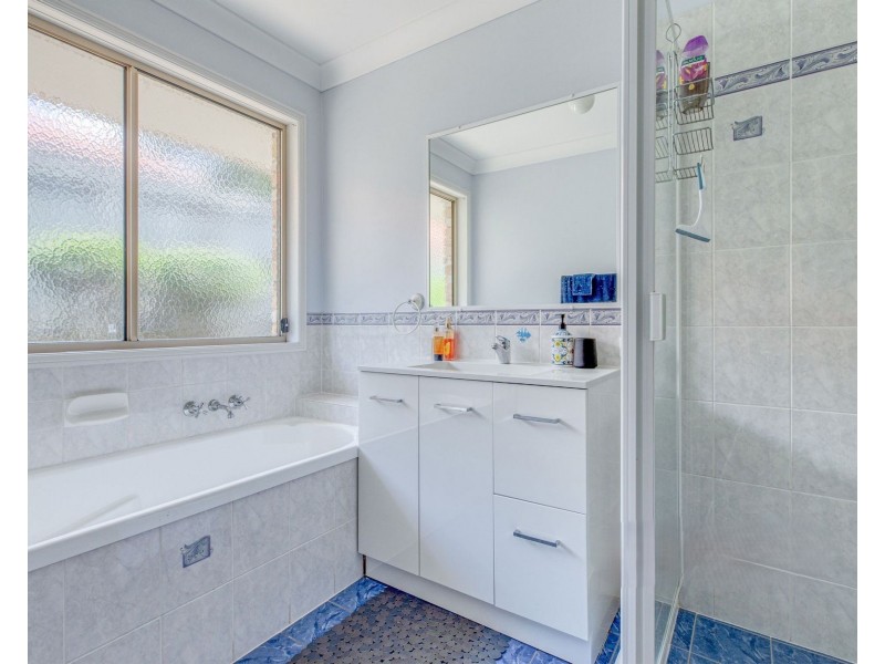 4 Glider Cl, Doolandella QLD 4077