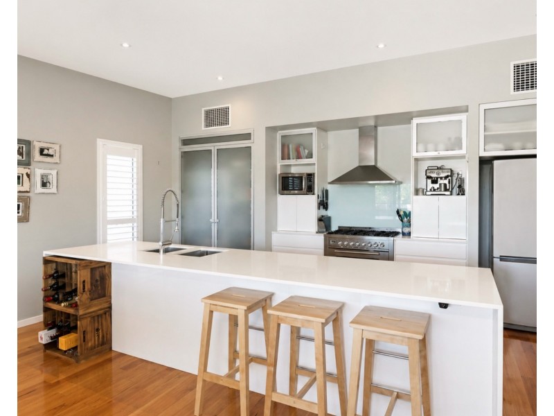 27 Waverley Road, Camp Hill QLD 4152