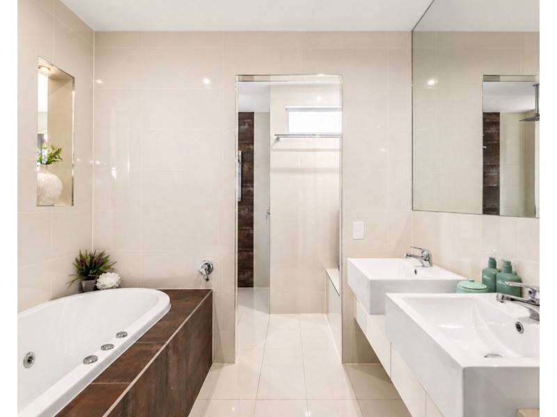 27 Waverley Road, Camp Hill QLD 4152
