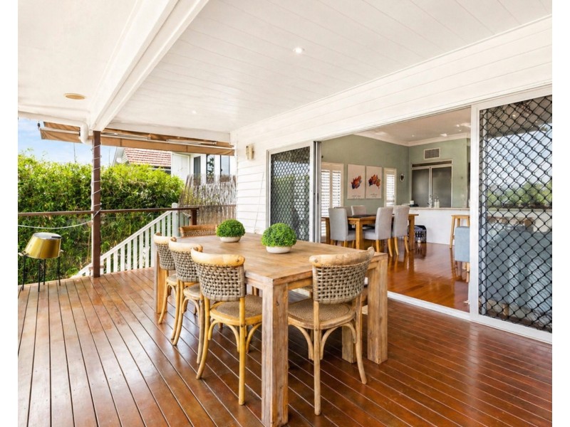 27 Waverley Road, Camp Hill QLD 4152