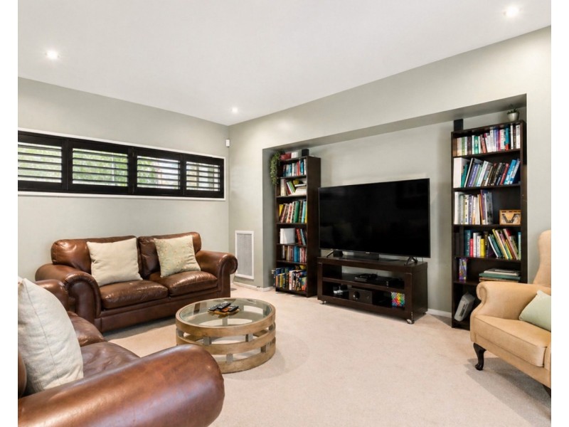 27 Waverley Road, Camp Hill QLD 4152