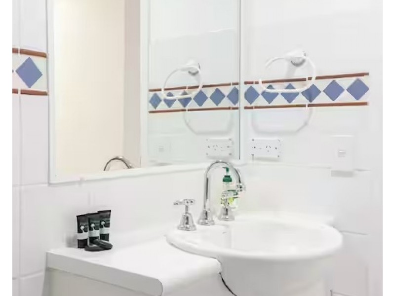 ID:21174991/ 1 Great Hall Drive, Miami QLD 4220