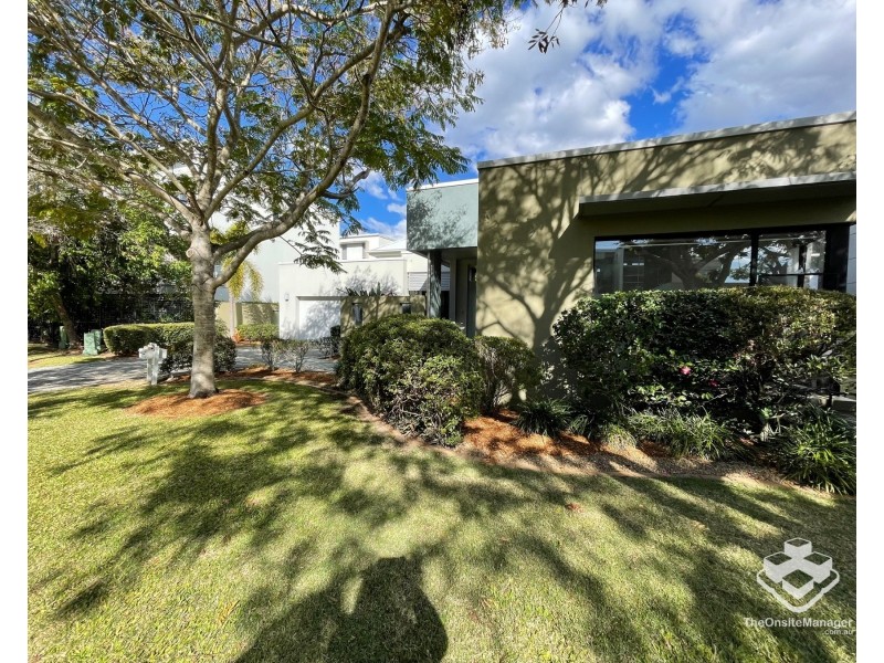 5034 EMERALD ISLAND DRIVE, Carrara QLD 4211