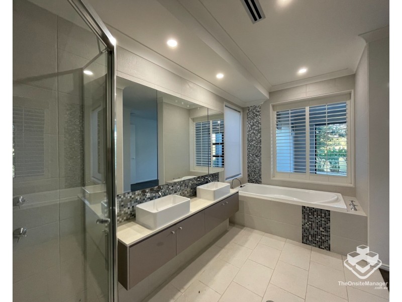 5034 EMERALD ISLAND DRIVE, Carrara QLD 4211