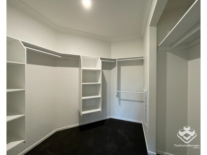 5034 EMERALD ISLAND DRIVE, Carrara QLD 4211