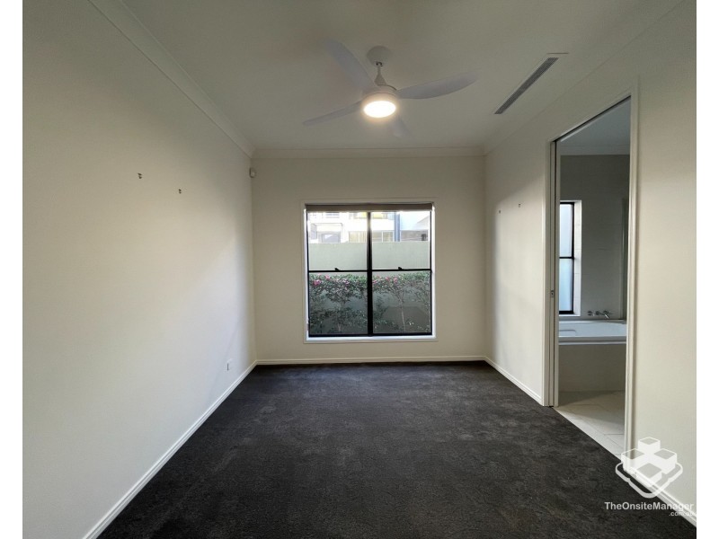 5034 EMERALD ISLAND DRIVE, Carrara QLD 4211