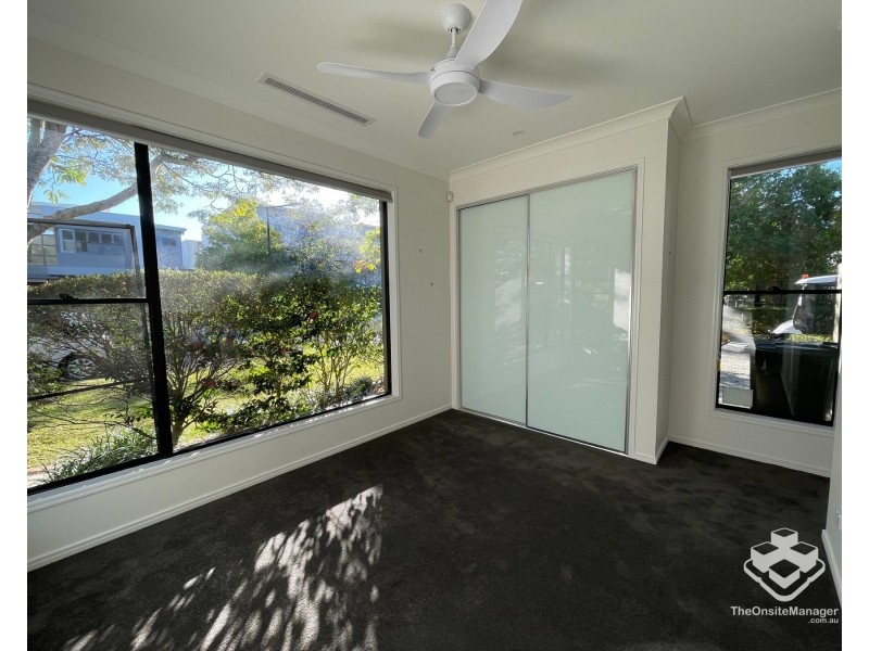 5034 EMERALD ISLAND DRIVE, Carrara QLD 4211