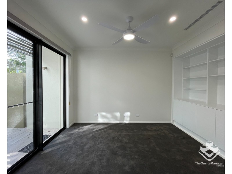 5034 EMERALD ISLAND DRIVE, Carrara QLD 4211