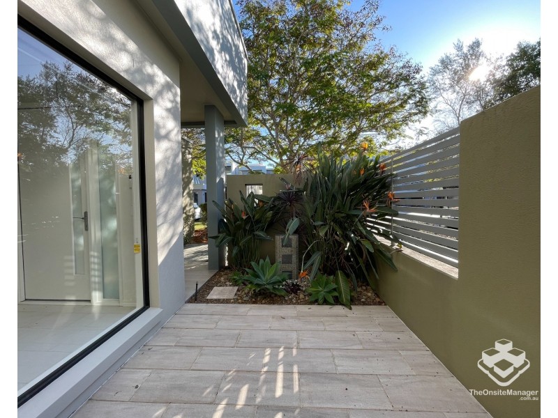 5034 EMERALD ISLAND DRIVE, Carrara QLD 4211