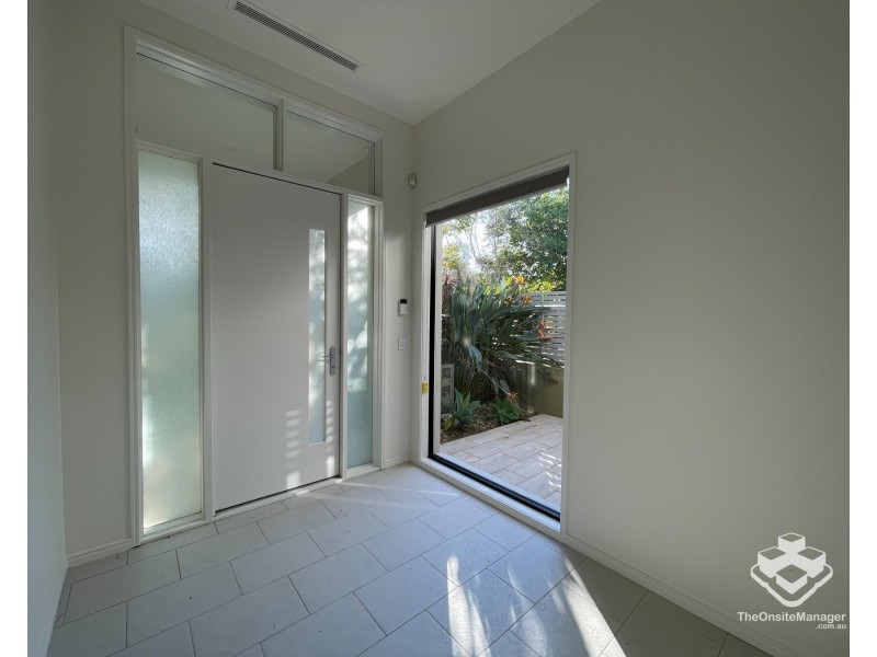 5034 EMERALD ISLAND DRIVE, Carrara QLD 4211