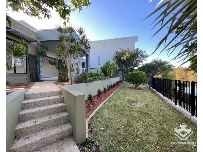 5034 EMERALD ISLAND DRIVE, Carrara QLD 4211