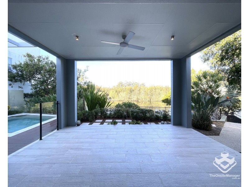 5034 EMERALD ISLAND DRIVE, Carrara QLD 4211