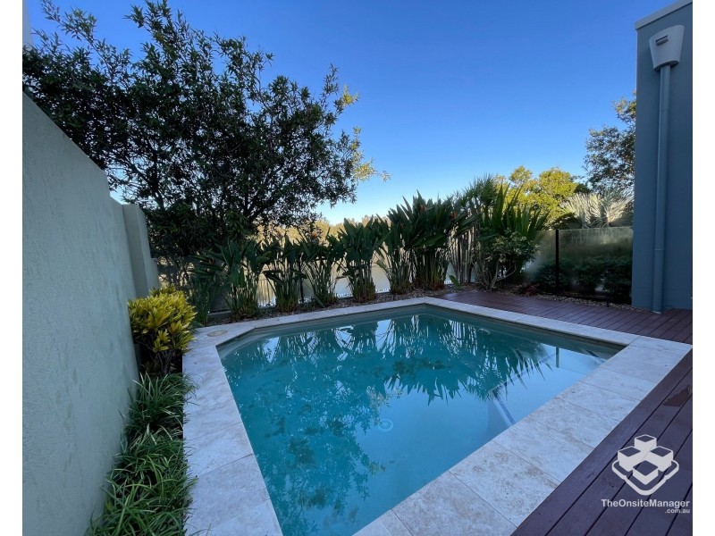 5034 EMERALD ISLAND DRIVE, Carrara QLD 4211