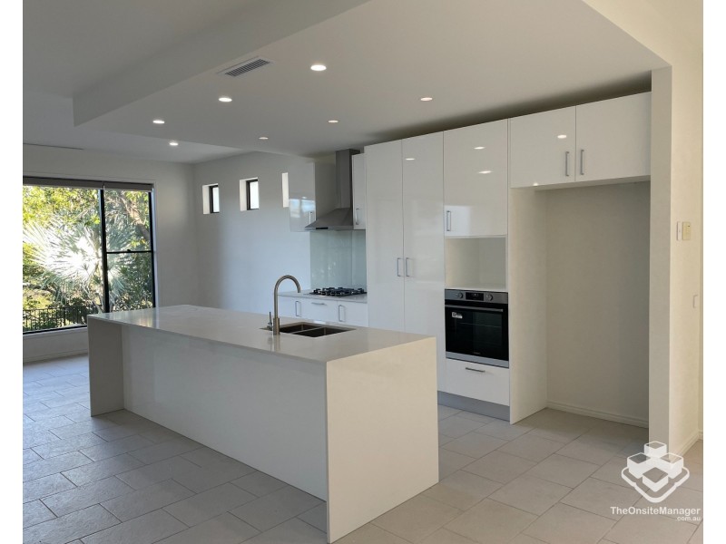 5034 EMERALD ISLAND DRIVE, Carrara QLD 4211