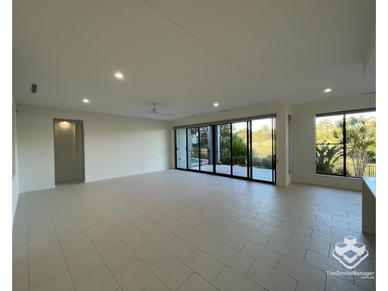 5034 EMERALD ISLAND DRIVE, Carrara QLD 4211