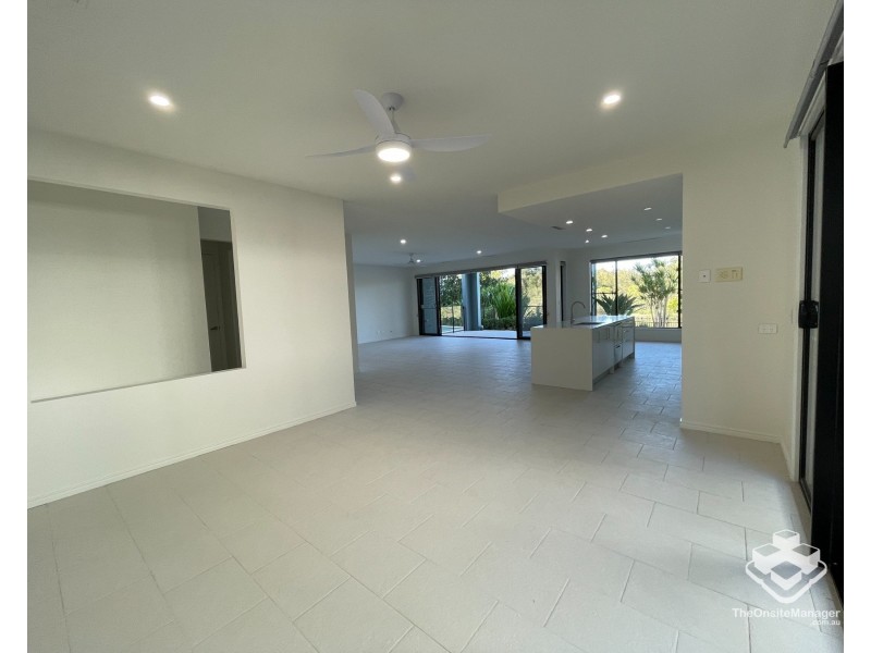 5034 EMERALD ISLAND DRIVE, Carrara QLD 4211